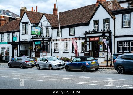 Dorking Surrey Hills, Londres, Royaume-Uni, 20 août 2022, maison publique traditionnelle de High Street avec des voitures garées à l'extérieur sur la route Banque D'Images