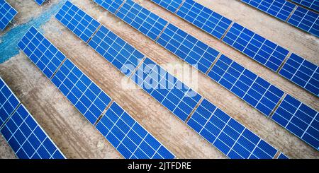 Vue de l'antenne de la station d'énergie solaire Banque D'Images