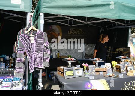 Ballycastle, Royaume-Uni. 30 août 2022. Jeune femme vendant des gâteaux, des brownies et des friandises sur le stand de nourriture le jour de clôture de la plus ancienne foire d'Irlande dans la ville balnéaire de Ballycastle sur la côte nord d'Antrim, terminant un week-end de commerce de vacances, et un programme rempli de divertissements, de cuisine locale et internationale à la foire Ould Lammas. Crédit : Steve Nimmons/Alamy Live News Banque D'Images