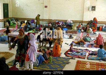 Karachi, Pakistan, 30 août 2022. Intérieur Sindh inondation les personnes touchées ont été mises en place pour la réhabilitation dans un camp de secours des victimes d'inondation établi dans une école gouvernementale située dans la région de Sachal Goth à Karachi mardi, 30 août 2022. Banque D'Images