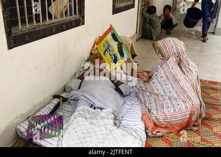 Karachi, Pakistan, 30 août 2022. L'inondation intérieure du Sindh a touché des personnes se retrouvant après avoir été logées à la réhabilitation dans un camp de secours des victimes d'inondation établi dans une école gouvernementale située dans la région de Sachal Goth à Karachi mardi, 30 août 2022. Banque D'Images