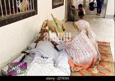 Karachi, Pakistan, 30 août 2022. L'inondation intérieure du Sindh a touché des personnes se retrouvant après avoir été logées à la réhabilitation dans un camp de secours des victimes d'inondation établi dans une école gouvernementale située dans la région de Sachal Goth à Karachi mardi, 30 août 2022. Banque D'Images