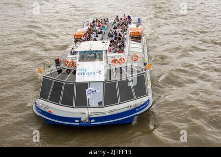 Gros plan des touristes à bord du bateau de plaisance Millennium Dawn a City Cruises sur la Tamise, Londres, Angleterre, Royaume-Uni Banque D'Images