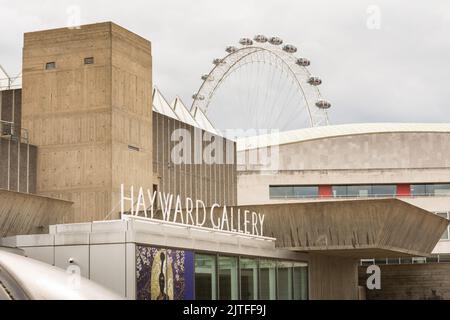 The Hayward Gallery and the Millenium Wheel (London Eye), Southbank Center, Belvedere Road, Londres, SE1, Angleterre, Royaume-Uni Banque D'Images