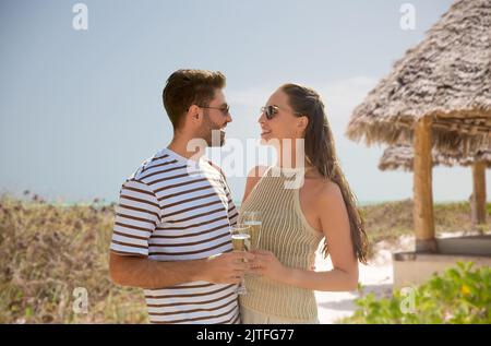 couple heureux de boire du champagne sur la plage d'été Banque D'Images