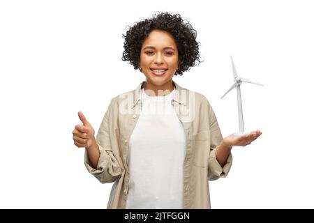 femme tenant l'éolienne jouet montrant les pouces vers le haut Banque D'Images