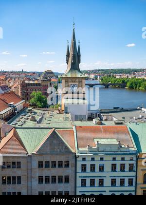 Prague, République tchèque - juin 2022 : vue sur scène avec les ponts sur la Vltava à Prague et la tour de l'horloge du musée Bedrich Smetana Banque D'Images