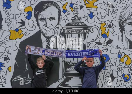 Leeds, Royaume-Uni. 30th août 2022. Deux jeunes fans tenant une écharpe Leeds v Everton à la fresque Don Revie avant le match de la Premier League Leeds United contre Everton à Elland Road à Leeds, Royaume-Uni, le 30th août 2022 à Leeds, Royaume-Uni le 8/30/2022. (Photo de James Heaton/News Images/Sipa USA) crédit: SIPA USA/Alay Live News Banque D'Images