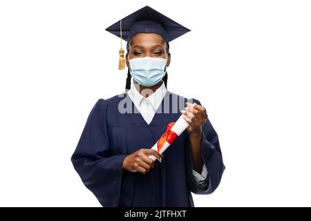 femme étudiant en masque avec diplôme Banque D'Images