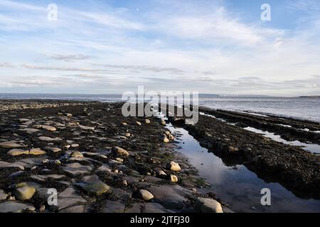 Côte de l'estuaire de Severn et plage de Lavernock point au pays de Galles Royaume-Uni, littoral gallois Plage tranquille et vide Côte britannique vue panoramique sur la plage et le ciel Banque D'Images