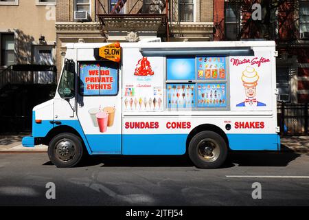 Un camion de crème glacée Mister Softee stationné au soleil sur une rue New York. Banque D'Images