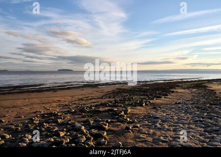 Côte de l'estuaire de Severn et plage de Lavernock point au pays de Galles Royaume-Uni, littoral gallois Plage tranquille et vide Côte britannique vue panoramique sur la plage et le ciel Banque D'Images