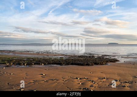 Côte de l'estuaire de Severn et plage de Lavernock point au pays de Galles Royaume-Uni, littoral gallois Plage tranquille et vide Côte britannique vue panoramique sur la plage et le ciel Banque D'Images