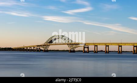 Le pont de Fire Island Inlet au lever du soleil. Banque D'Images