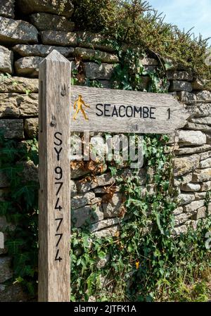 Panneau de chemin public en bois vers la Seacombe pris à Worth Matravers, île de Purbeck, Dorset, Angleterre, Royaume-Uni Banque D'Images