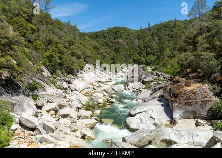 La rivière Yuba en Californie et son lit rocheux. Banque D'Images