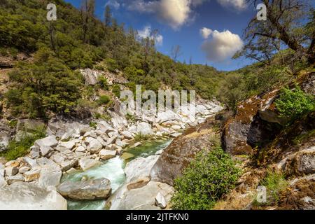 La rivière Yuba en Californie et son lit rocheux. Banque D'Images