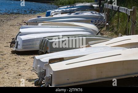 Barques (soumissions) au repos sur Round Cove, Harwich, Massachusetts, sur Cape Cod, États-Unis Banque D'Images