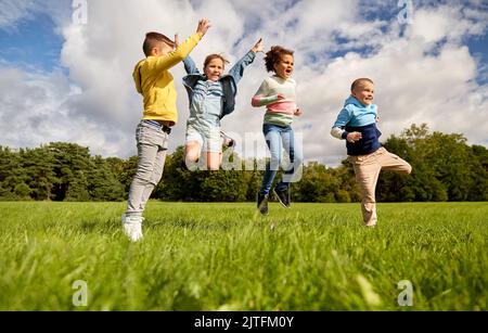 des enfants heureux sautant au parc Banque D'Images