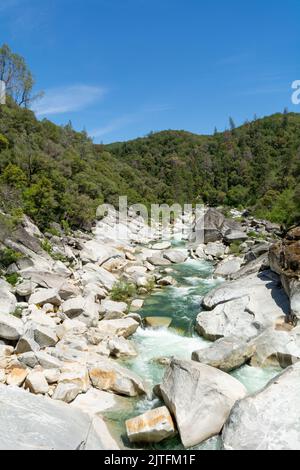 La rivière Yuba en Californie et son lit rocheux. Banque D'Images