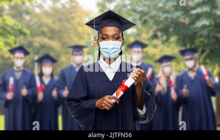 femme étudiant en masque avec diplôme Banque D'Images