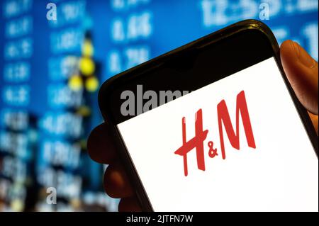 Dans cette illustration, le logo de la société suédoise de conception de vêtements multinationaux Hennes & Mauritz, H&M, est affiché sur un écran de smartphone. Banque D'Images