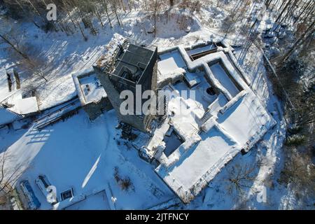 Vue aérienne des ruines médiévales du château gothique d'Orlik par Humpolec en hiver dans la région de Vysocina, république tchèque Banque D'Images