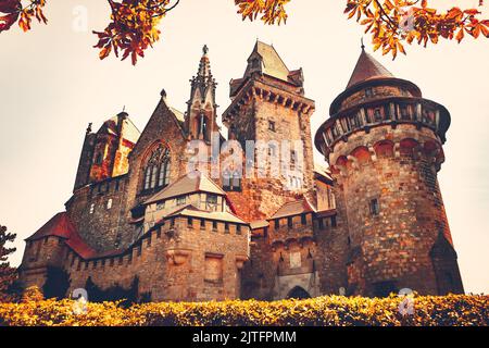 Beau château médiéval de Kreuzenstein dans le village de Leobendorf propre Vienne, Autriche, Europe. Saison d'automne. Filtre rétro vintage. Virage orange Banque D'Images