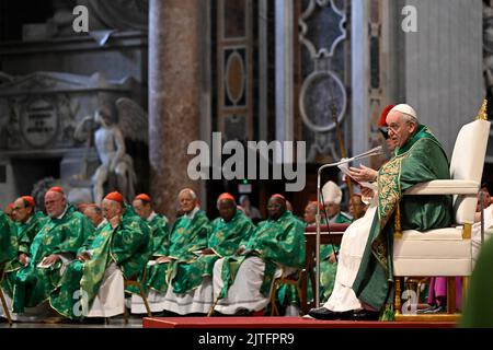 Vatican, Vatican. 30th août 2022. Italie, Vatican, 2022/08/30 le pape François préside une Messe pour les nouveaux cardinaux de la basilique Saint-Pierre, Cité du Vatican, quelque 190 cardinaux du monde entier ont participé à une rencontre de deux jours au Vatican. L'assemblée se dissoudra le 30 août soir après la célébration de la Sainte Messe présidée par la pontiffPhotographie de la Media Vatican/Catholic Press photo. LIMITÉ À UNE UTILISATION ÉDITORIALE - PAS DE MARKETING - PAS DE CAMPAGNES PUBLICITAIRES. Crédit : Agence photo indépendante/Alamy Live News Banque D'Images