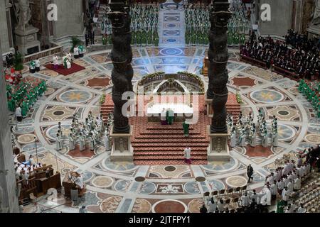 Vatican, Vatican. 30th août 2022. Italie, Vatican, 2022/08/30 le pape François préside une Messe pour les nouveaux cardinaux de la basilique Saint-Pierre, Cité du Vatican, quelque 190 cardinaux du monde entier ont participé à une rencontre de deux jours au Vatican. L'assemblée se dissoudra le 30 août soir après la célébration de la Sainte Messe présidée par la pontiffPhotographie de la Media Vatican/Catholic Press photo. LIMITÉ À UNE UTILISATION ÉDITORIALE - PAS DE MARKETING - PAS DE CAMPAGNES PUBLICITAIRES. Crédit : Agence photo indépendante/Alamy Live News Banque D'Images