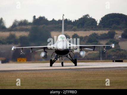 F-16cm Fightimg Falcon, Reg AF 89-0016 atterri sur la piste 07 à RAF Lakenheath, le 30th août 2022 Banque D'Images