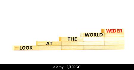 Regardez le symbole du monde entier. Les mots de concept regardent le monde plus large sur des blocs de bois sur un beau tableau blanc fond blanc. Affaires et look Banque D'Images