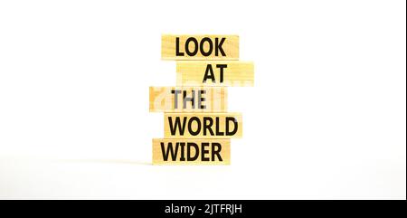 Regardez le symbole du monde entier. Les mots de concept regardent le monde plus large sur des blocs de bois sur un beau tableau blanc fond blanc. Affaires et look Banque D'Images