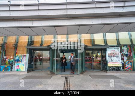 nagasaki, kyushu - décembre 11 2021: Entrée du Musée de la bombe atomique de Nagasaki ou Nagasaki Genbaku Shiryokan qui montre les fenêtres sont ornés Banque D'Images