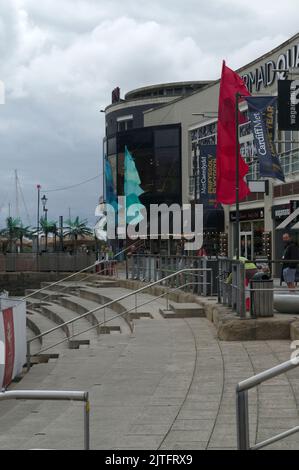 Cafés, bars et restaurants, théâtre Everyman. Baie de Cardiff 2022 Banque D'Images