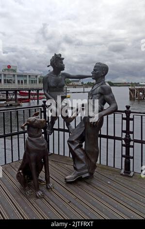 Des gens comme nous groupe de statue. Mermaid Quay. Baie de Cardiff 2022 Banque D'Images