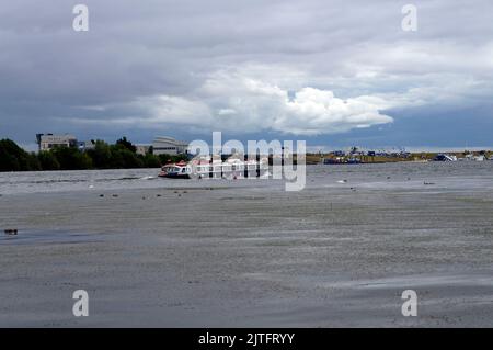 Baie de Cardiff - bateau de croisière dans la baie et étrange formation de nuages au-dessus du barrage de Cardiff. Été 2022 Banque D'Images