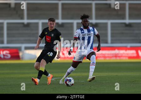 Rollin Menayese de Hartlepool United en action avec Matty Daly de Harrogate Town lors du match du Trophée EFL de Papa John's entre Hartlepool United et Harrogate Town à Victoria Park, à Hartlepool, le mardi 30th août 2022. (Credit: Mark Fletcher | MI News) Credit: MI News & Sport /Alay Live News Banque D'Images