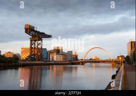 Glasgow, Écosse, Royaume-Uni, 21 août 2022, Clydeport Crane à Finnieston, à côté du pont Clyde Arc à Glasgow Banque D'Images