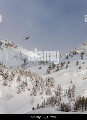 Un cliché vertical de l'hélicoptère survole une montagne enneigée de l'Utah Banque D'Images