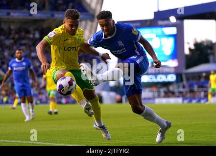 Max Aarons de Norwich City (à gauche) et Auston Trusty de Birmingham City se battent pour le ballon lors du match de championnat Sky Bet à St. Andrew's, Birmingham. Date de la photo: Mardi 30 août 2022. Banque D'Images