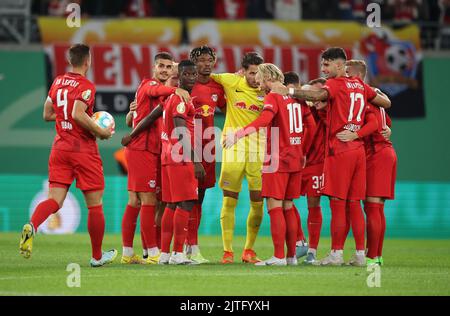 Leipzig, Allemagne. 30th août 2022. Football : coupe DFB, 1st tours, RB Leipzig - FC Teutonia Ottensen à la Red Bull Arena. Les joueurs de RB Leipzig, se tiennent ensemble juste avant le match. Credit: Jan Woitas/dpa/Alay Live News Banque D'Images