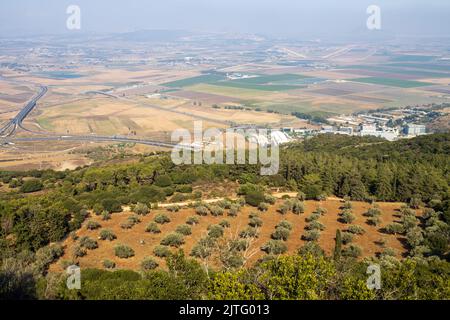 Vue sur la vallée de Jezreel dans le brouillard en hiver ciel nuageux depuis Muhraqa sur le Mont Carmel en Basse-Galilée, Israël Banque D'Images