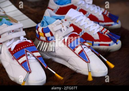 Chaussures de tennis en perles à vendre au marché indien annuel de Santa Fe à Santa Fe, Nouveau-Mexique. Banque D'Images