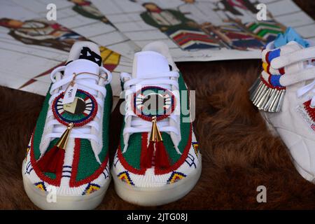 Chaussures de tennis en perles à vendre au marché indien annuel de Santa Fe à Santa Fe, Nouveau-Mexique. Banque D'Images