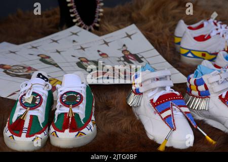 Chaussures de tennis en perles à vendre au marché indien annuel de Santa Fe à Santa Fe, Nouveau-Mexique. Banque D'Images