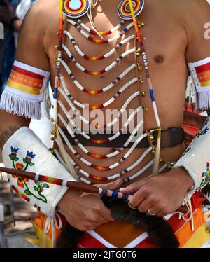 Un homme amérindien participe au concours de vêtements amérindiens au marché indien de Santa Fe, au Nouveau-Mexique. (Voir informations supplémentaires) Banque D'Images
