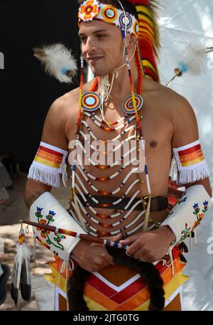 Un homme amérindien participe au concours de vêtements amérindiens au marché indien de Santa Fe, au Nouveau-Mexique. (Voir informations supplémentaires) Banque D'Images