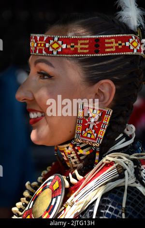 Une femme amérindienne participe au concours de vêtements amérindiens au marché indien de Santa Fe au Nouveau-Mexique (voir renseignements supplémentaires) Banque D'Images