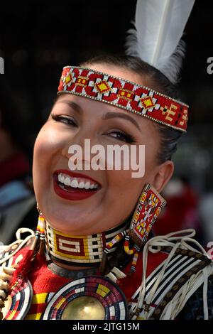 Une femme amérindienne participe au concours de vêtements amérindiens au marché indien de Santa Fe au Nouveau-Mexique (voir renseignements supplémentaires) Banque D'Images